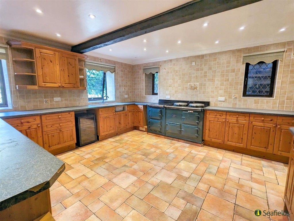 Lot: 115 - FREEHOLD DETACHED HOUSE FOR IMPROVEMENT AND BARN AND OUTBUILDINGS WITH POTENTIAL ON A PLOT CLOSE TO ONE AND A HALF ACRES - The Kitchen